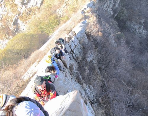 退休教授嵩山野线徒步坠崖去世，一次未竟的探索之旅