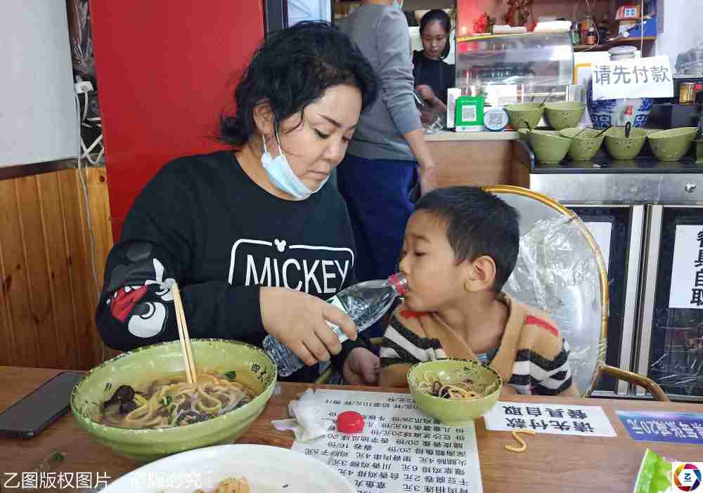 女子被丈夫灌面汤呛死，家庭暴力的阴影与法律的呼唤